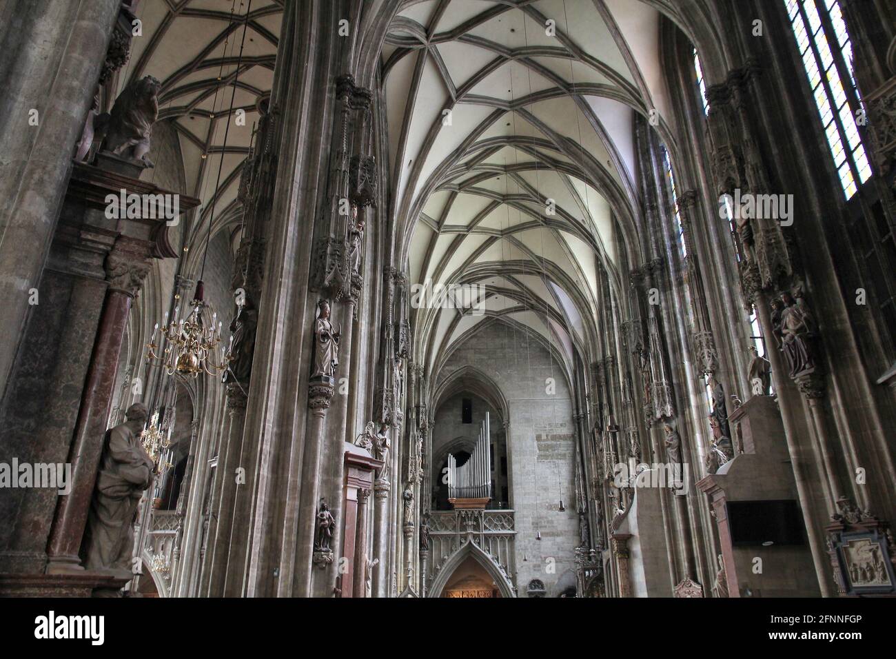 WIEN, ÖSTERREICH - 9. SEPTEMBER 2011: Innenansicht des Stephansdoms in Wien. Es wurde 1147 geweiht und zeigt Gothi Stockfoto