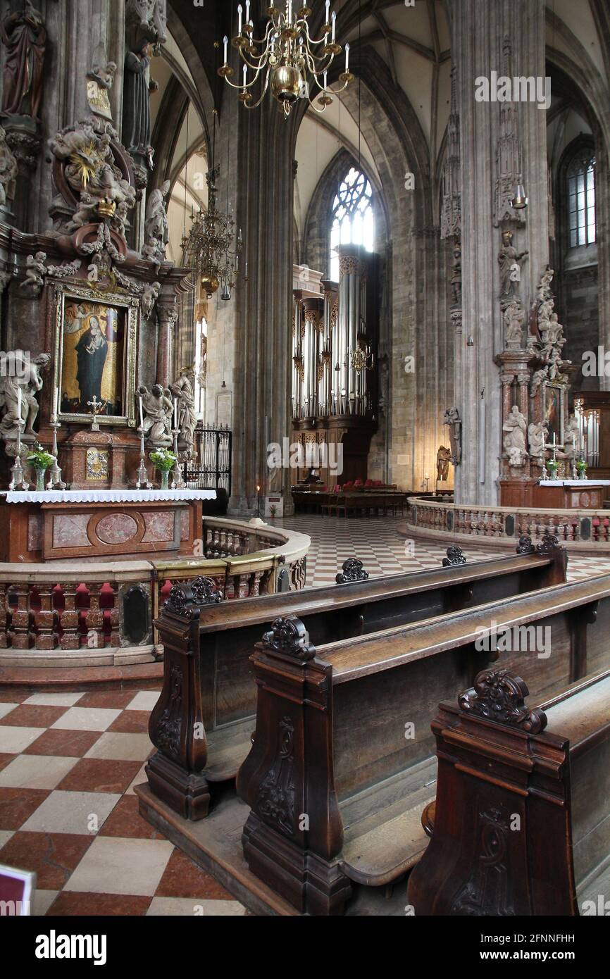 WIEN, ÖSTERREICH - 9. SEPTEMBER 2011: Innenansicht des Stephansdoms in Wien. Es wurde 1147 geweiht und zeigt Gothi Stockfoto