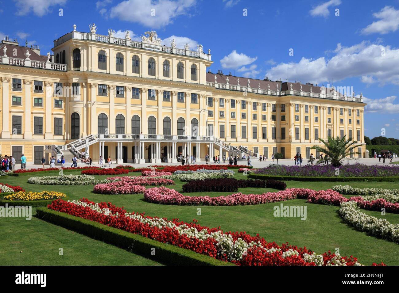 WIEN, ÖSTERREICH - 6. SEPTEMBER 2011: Besucher besuchen den Schönbrunner Garten in Wien. Seit 2008 war Wien die 20. Meistbesuchte Stadt weltweit (von inter Stockfoto