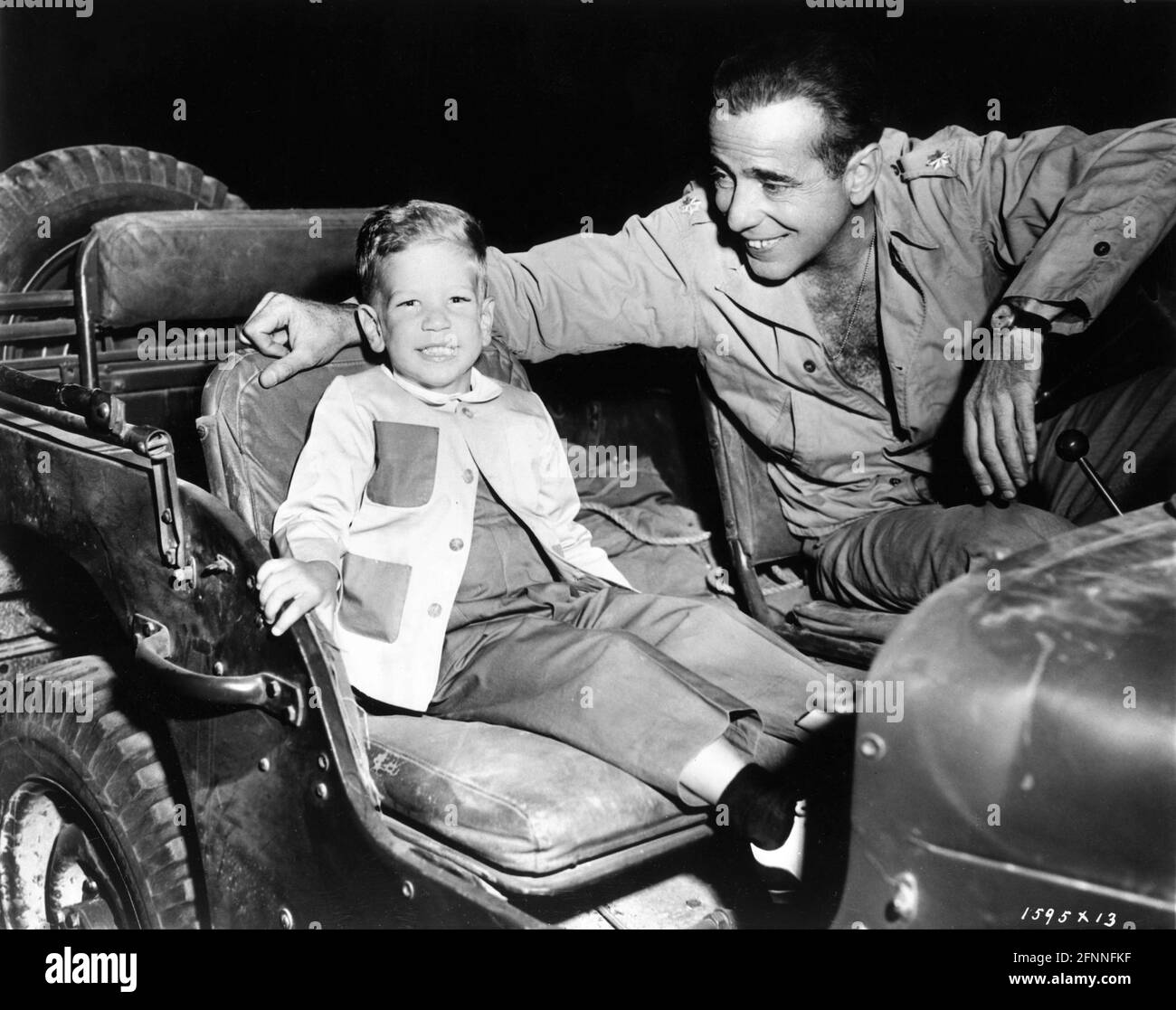 HUMPHREY BOGART mit seinem Sohn STEPHEN BOGART am Set offen während der Dreharbeiten zu BATTLE CIRCUS 1953 Regisseur / Schriftsteller RICHARD BROOKS Geschichte Allen Rivkin und Laura Kerr Produzent Pandro S. Berman Metro Goldwyn Mayer Stockfoto