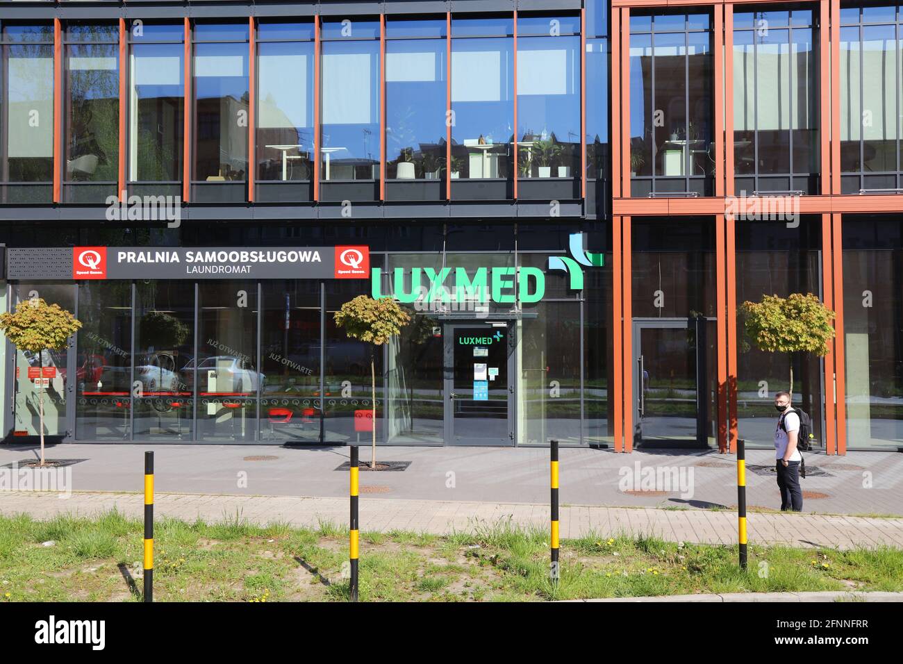 GLIWICE, POLEN - 11. MAI 2021: Luxmed private Gesundheitsklinik in der polnischen Stadt Gliwice. Lux Med ist ein polnisches privates Gesundheitsunternehmen, das sich um die Versorgung von Patienten mit medizinischen Leistungen handelt Stockfoto