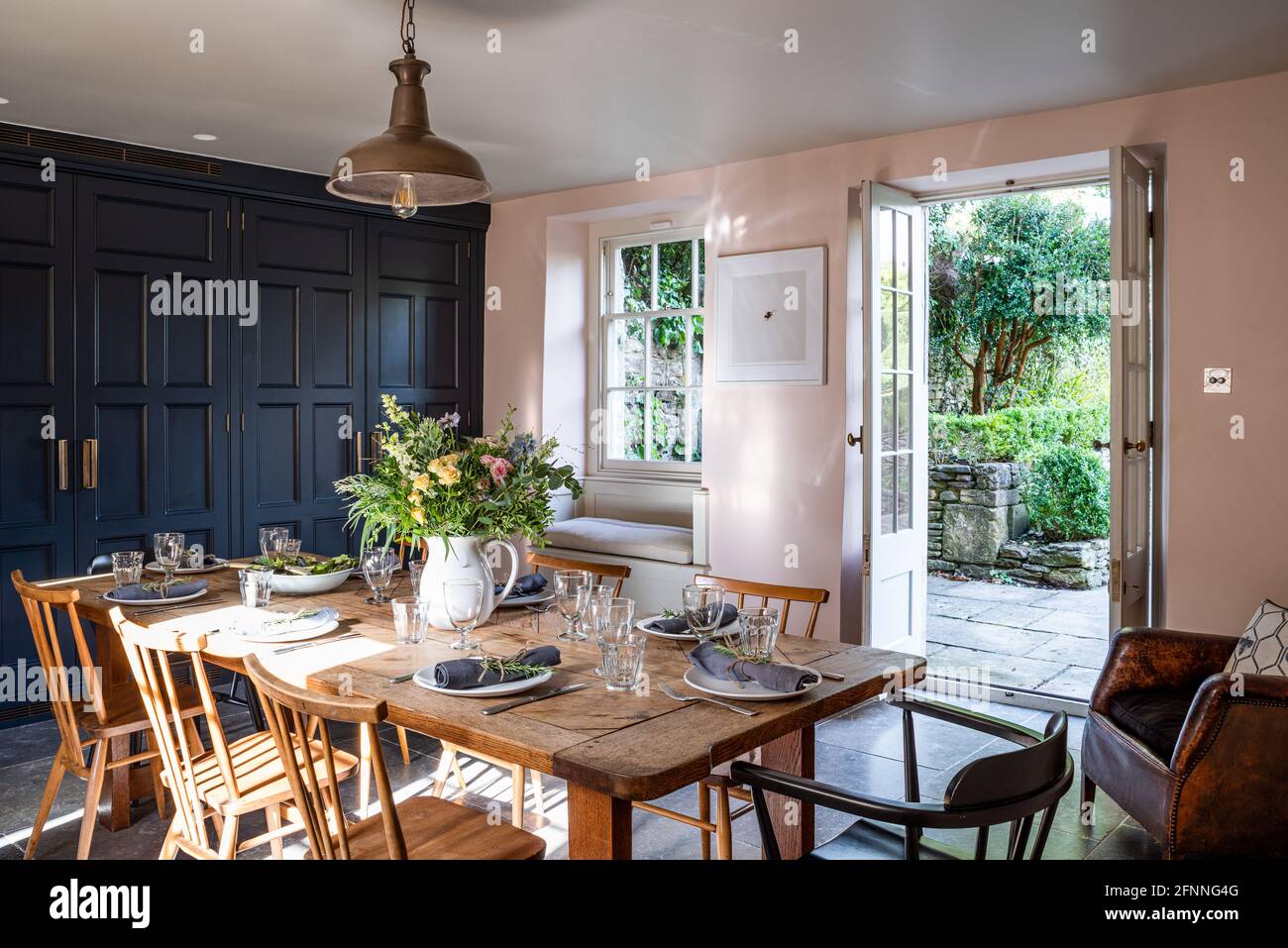 Esszimmer mit Schränken in Geländer und Wände in Pink Ground, Somerset Stockfoto