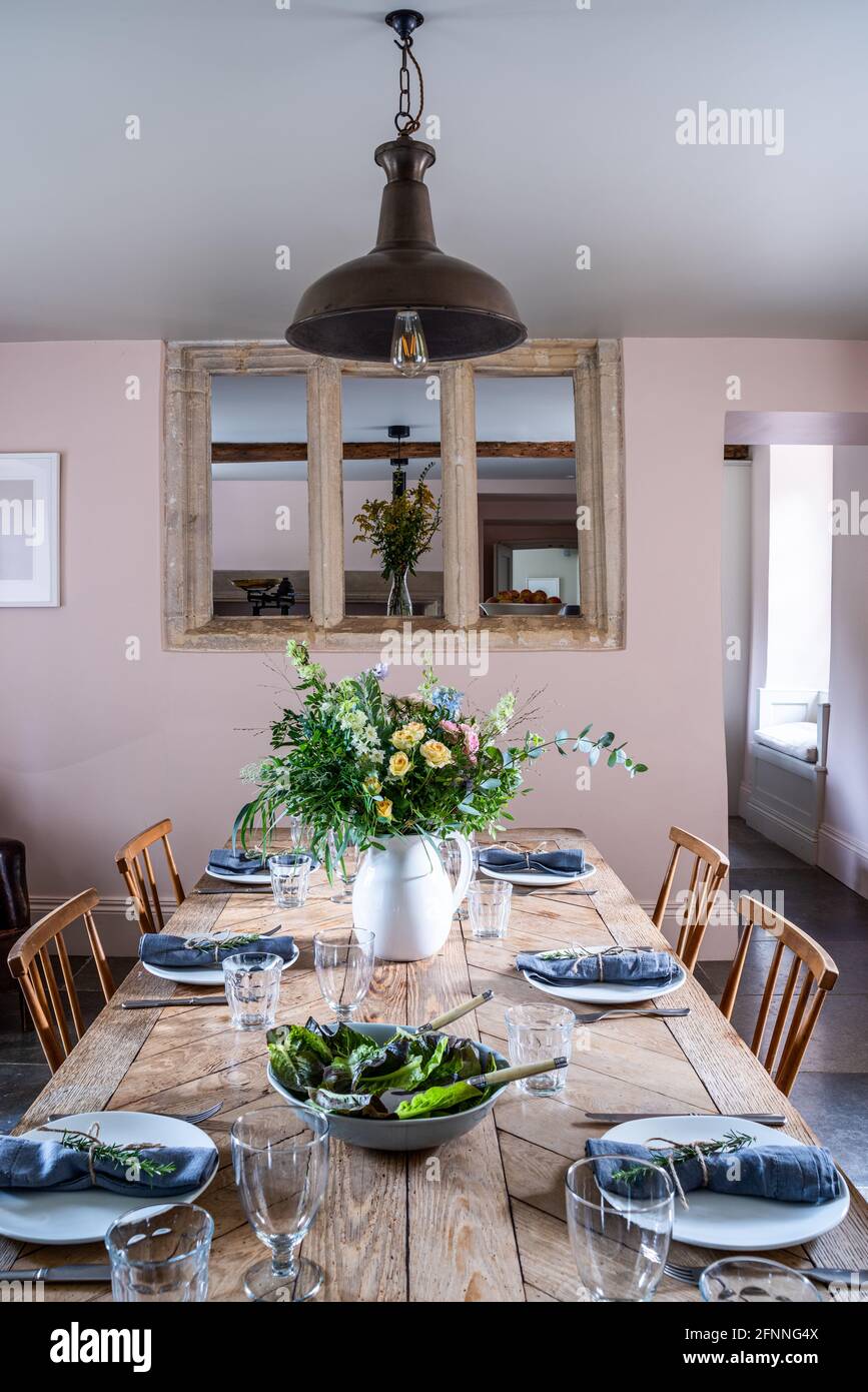 Messinganhänger über dem Tisch im Haus des Kaufmanns aus der jakobischen Wolle, Somerset Stockfoto