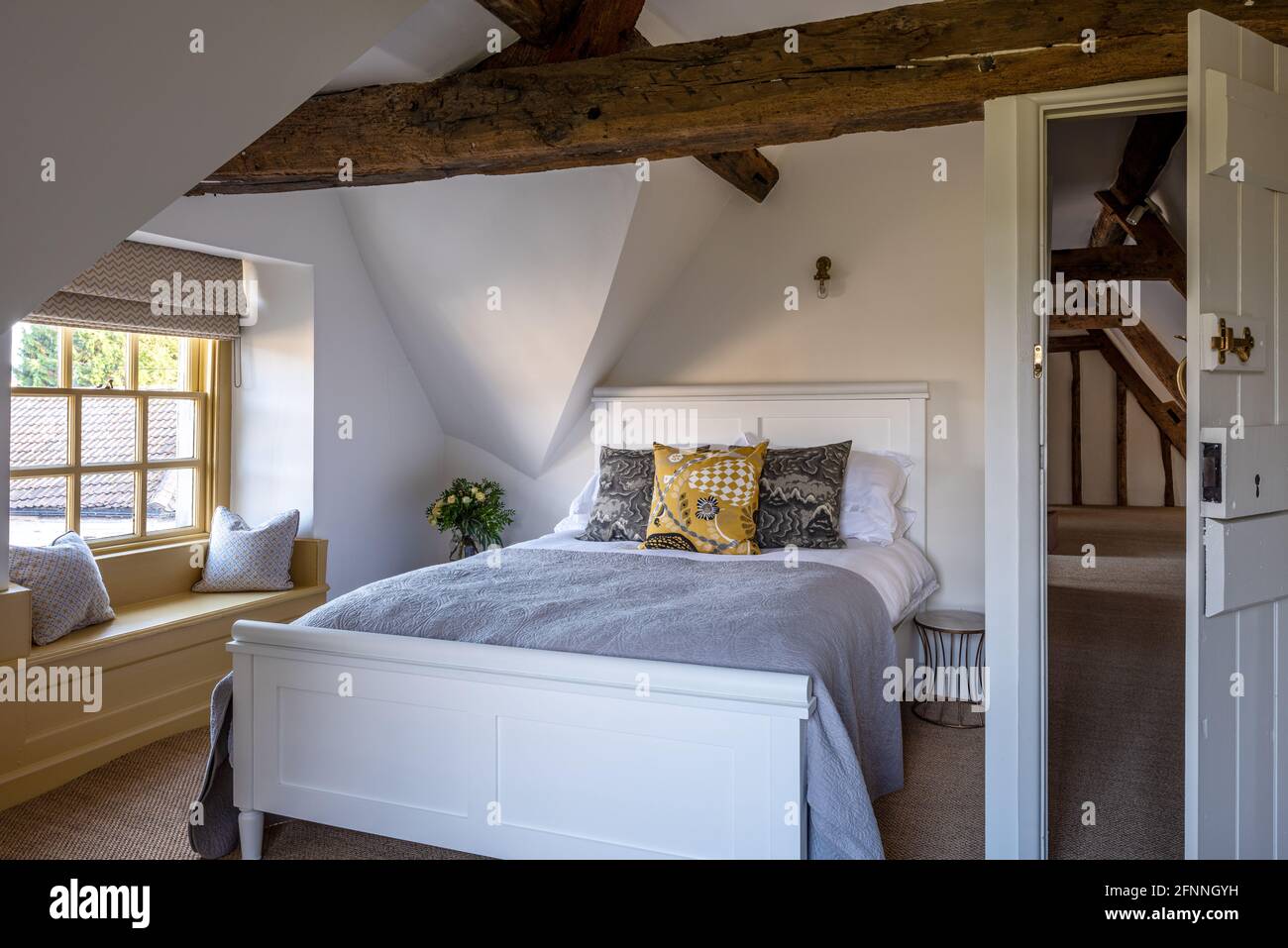 Schlafzimmer mit Holzrahmen und Fenstersitz im restaurierten Haus des Kaufmanns der Jacoby Wool, Somerset. Stockfoto