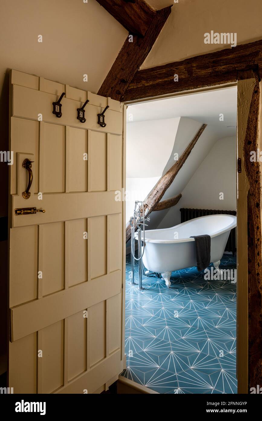 Freistehende Badewanne im restaurierten Haus des Kaufmanns aus Jacobean-Wolle, Somerset. Stockfoto