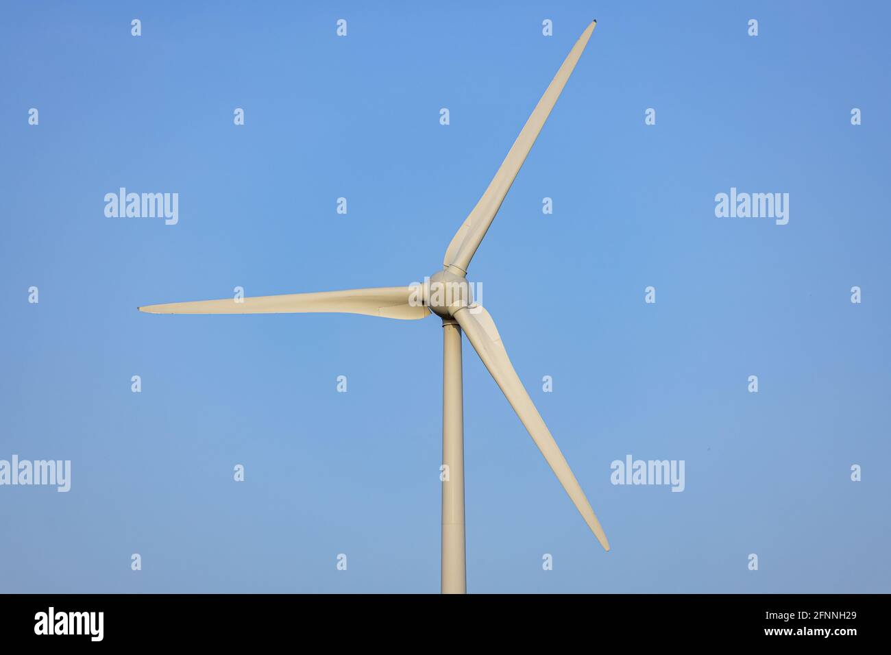 Grüne Energie einsame Windmühle Stockfoto