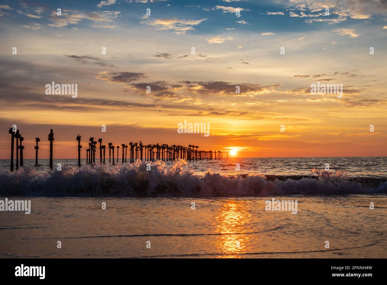 Das Bild „Beach Sunset with Sea Waves“ wurde im alleppey kerala india aufgenommen. Es zeigt die menschliche Liebe zur Natur. Stockfoto