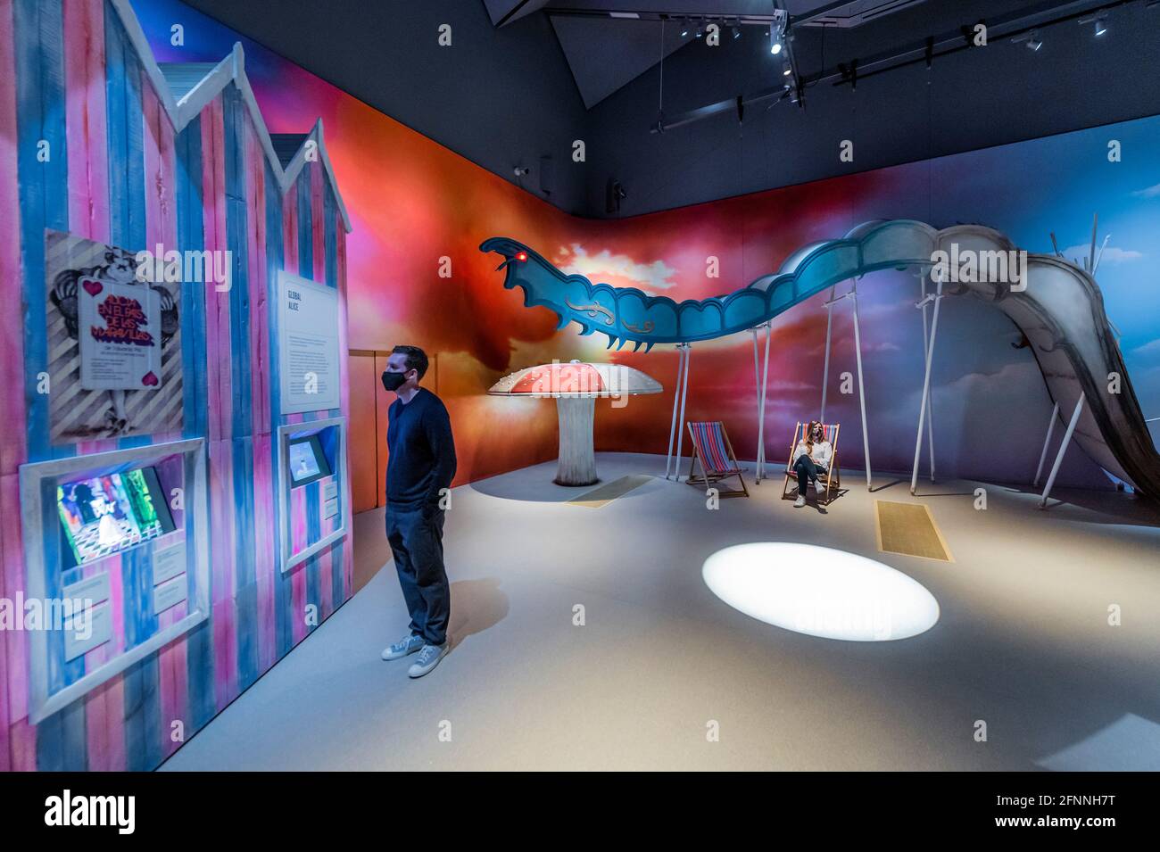 London Grossbritannien 18 Mai 2021 Ein Riesiger Pier Am Meer Der Sich In Eine Raupe Verwandelt Alice Curiouser Und Curiouser Ausstellung Im V A Offnet Sich Wenn Die Sperre Weiter Nachlasst Das