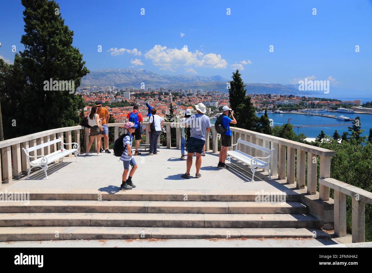 SPLIT, Kroatien - 20. JULI 2019: Touristen besuchen Sie eine View Point in der Split. Kroatien hatte 18,4 Millionen touristische Besucher in 2018. Stockfoto