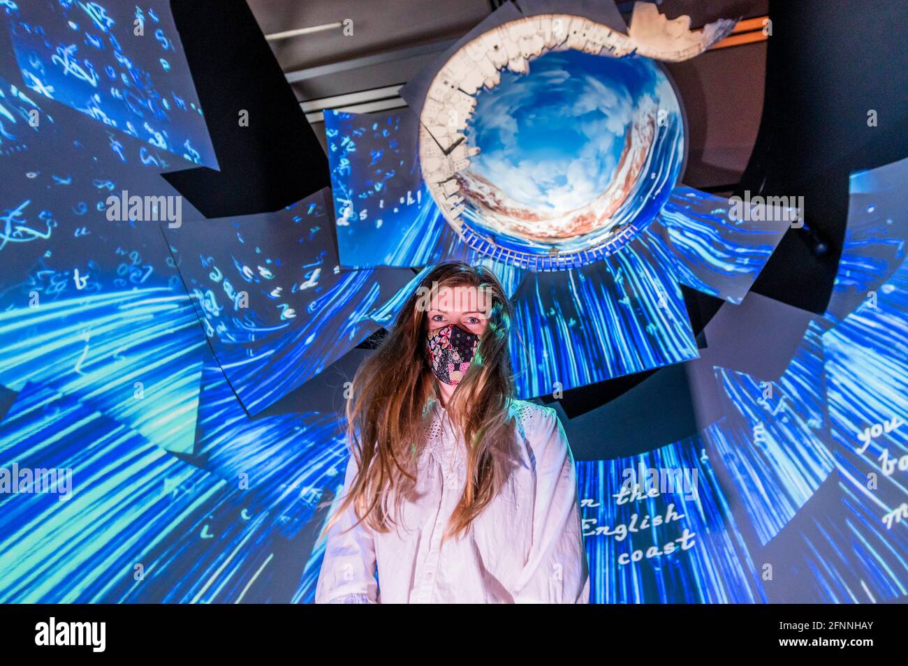 London, Großbritannien. 18 Mai 2021. Eine immersive ‘Pool of Tears' - Alice: Curiouser and Curiouser Ausstellung im V&A beginnt, wenn die Sperre weiter nachlässt. Das V&A ist das erste Museum, das die kulturelle Wirkung von Alice im Wunderland und seine fortwährende Inspiration für führende Kreative, von Salvador Dalí und Yayoi Kusama bis hin zu den Beatles, Vivienne Westwood und Little Simz, vollständig erforscht. Die Ausstellung wurde von dem preisgekrönten Designer Tom Piper entworfen, der vor allem für seine Bühnenbilder für die Royal Shakespeare Company und die V&A sowie für seinen Tower of Londo bekannt ist Stockfoto