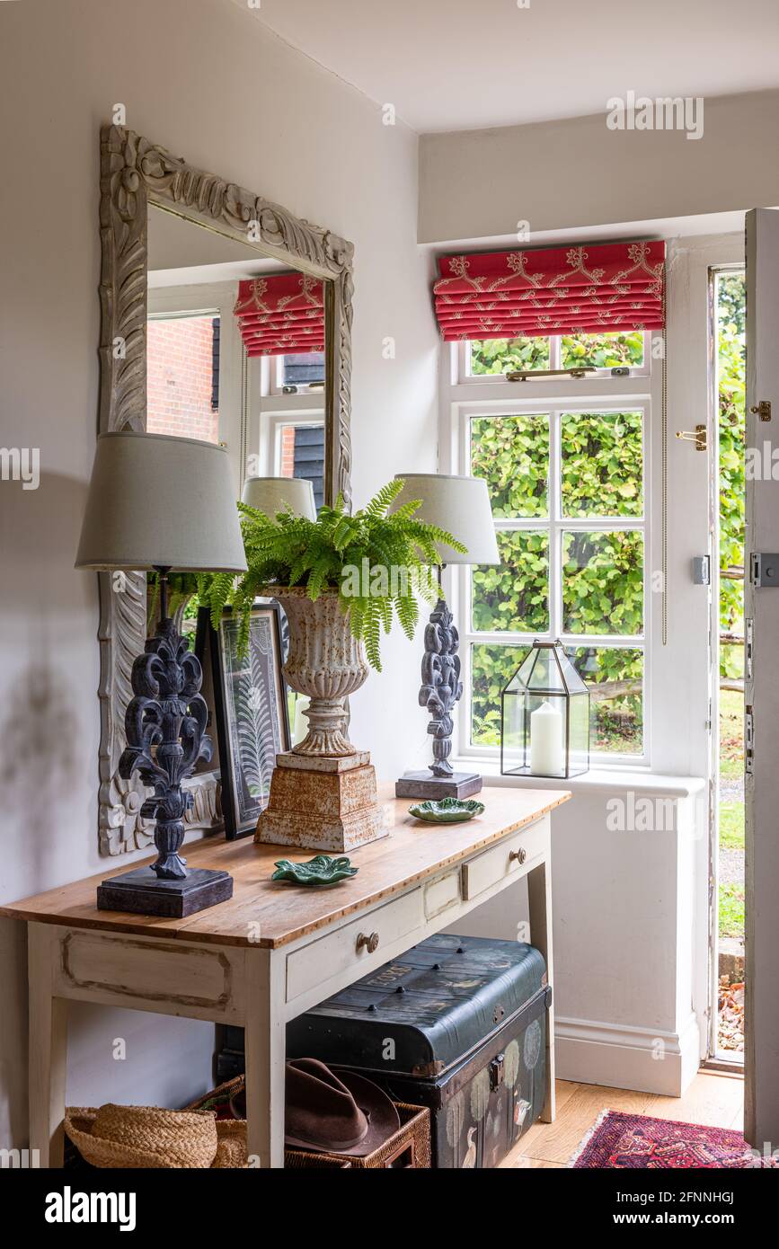 Zwei Lampen und Farn in der Tür des viktorianischen Cottage aus dem 19. Jahrhundert, Großbritannien. Stockfoto