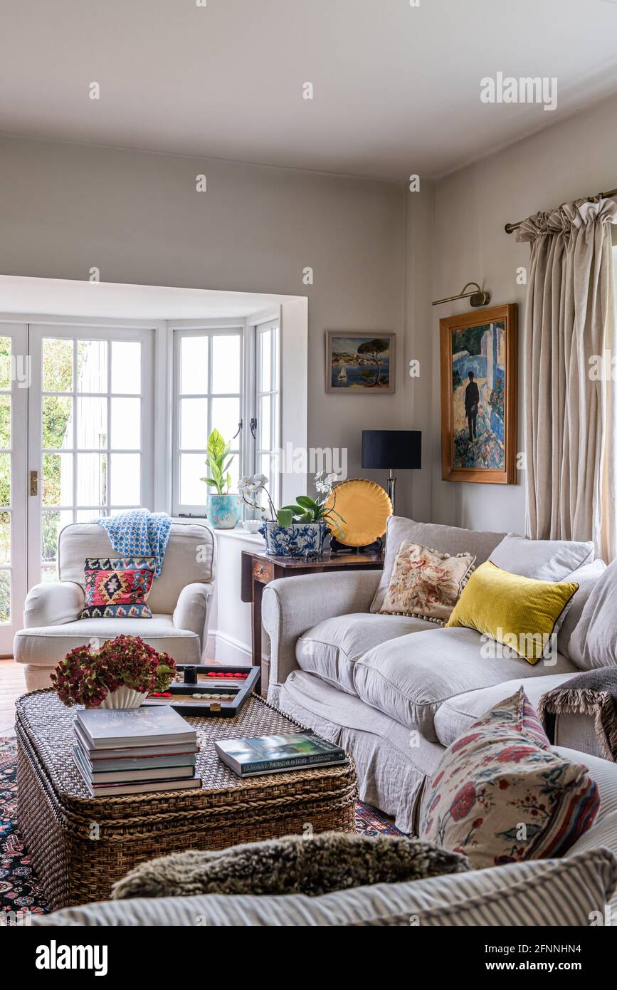 Dreiteilige Suite und Korbflechttisch in viktorianischer Hütte aus dem 19. Jahrhundert. Stockfoto