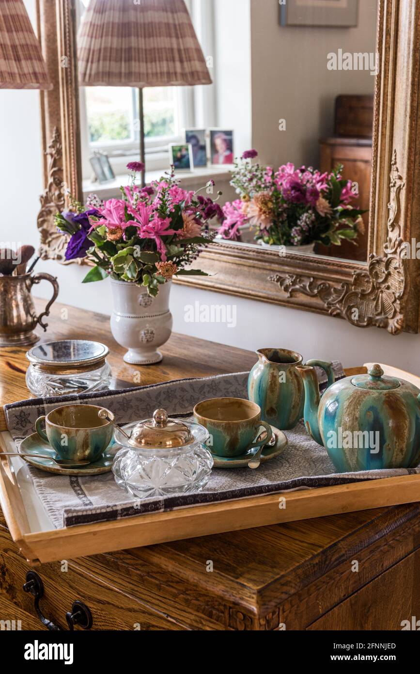 Teaset auf Tablett am Bett in viktorianischen Cottage aus dem 19. Jahrhundert. Stockfoto