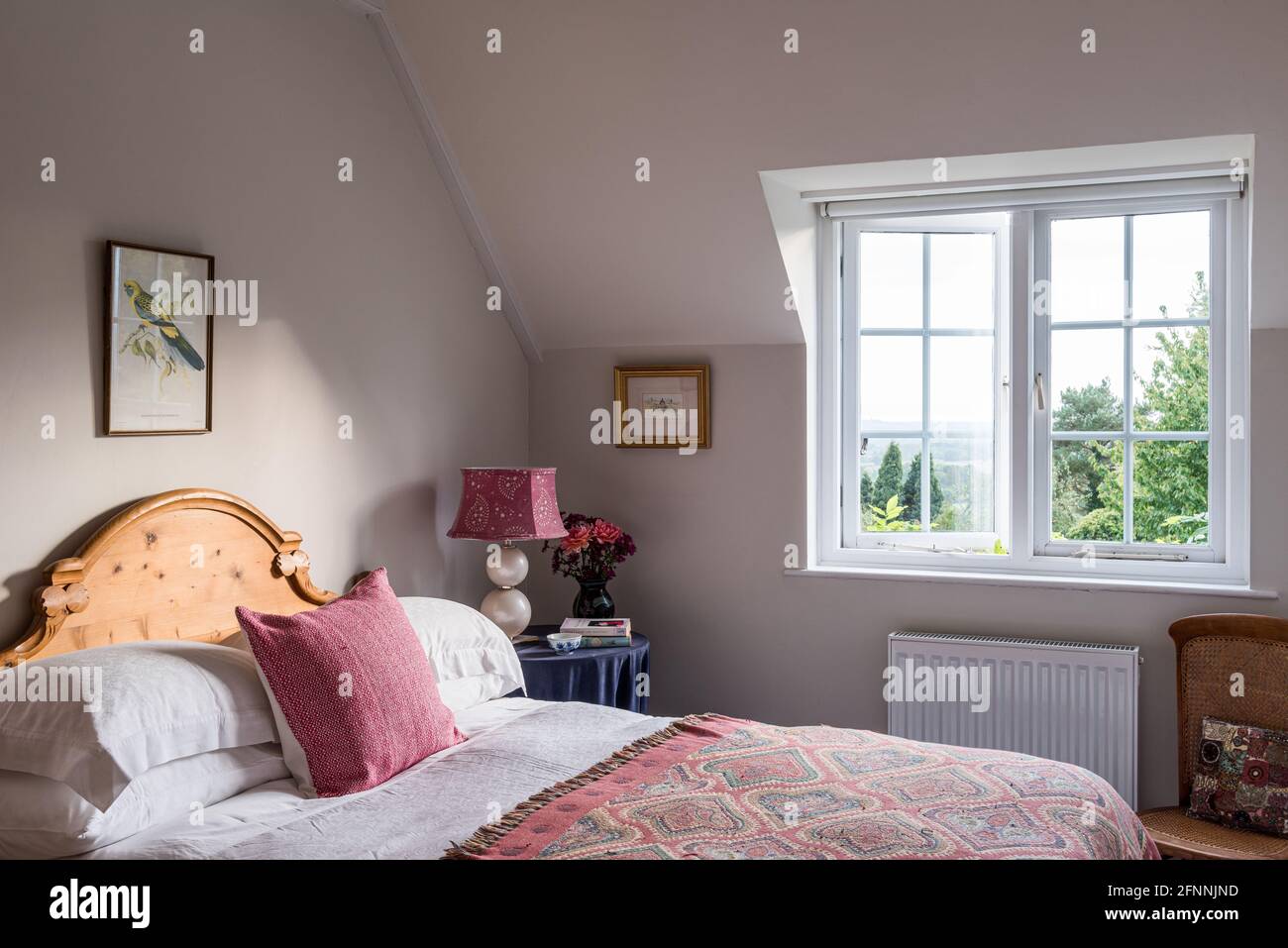 Offenes Fenster im Schlafzimmer der viktorianischen Hütte aus dem 19. Jahrhundert. Stockfoto