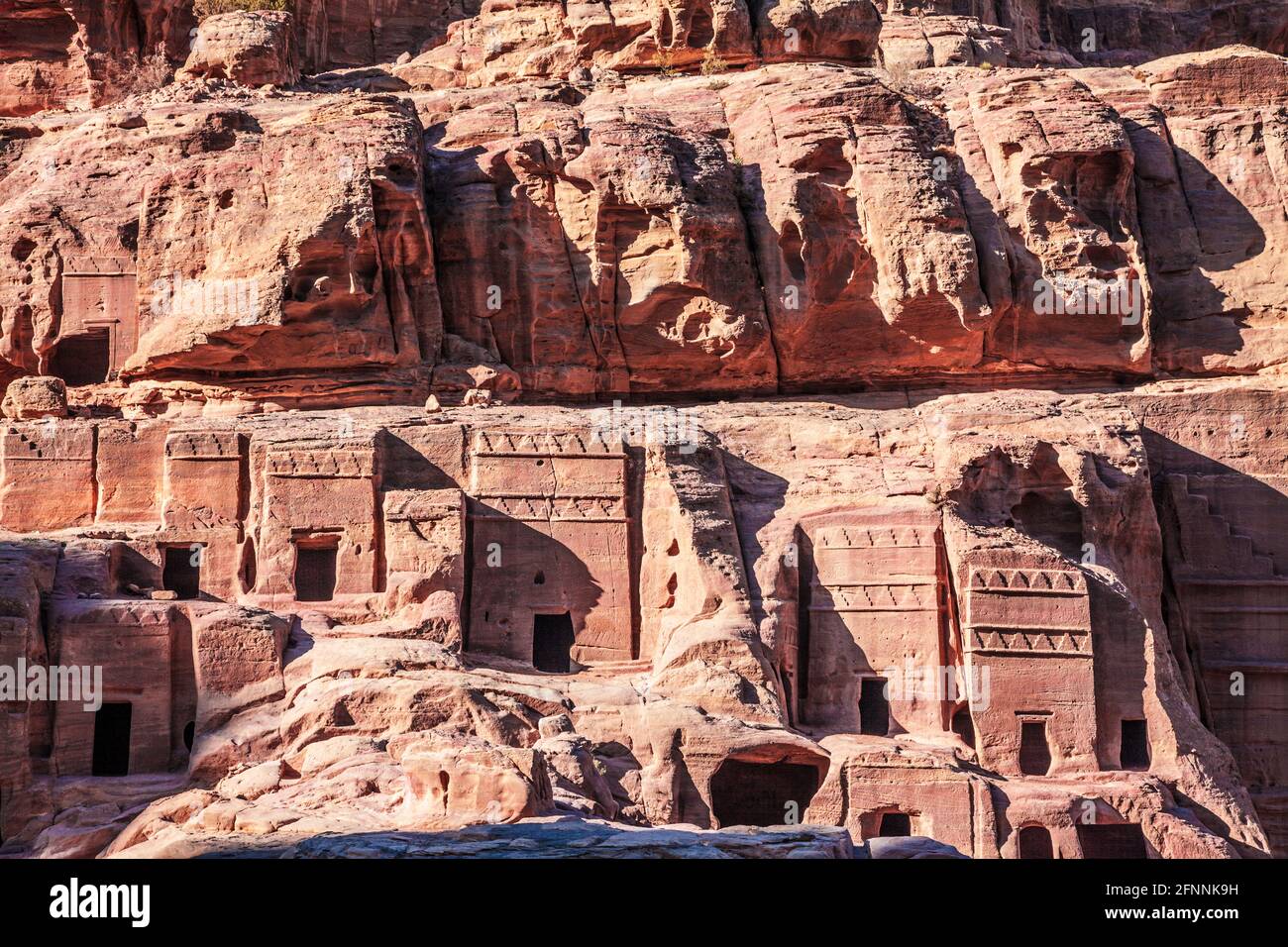Die Straße von Fassaden in Petra, Jordanien. Stockfoto
