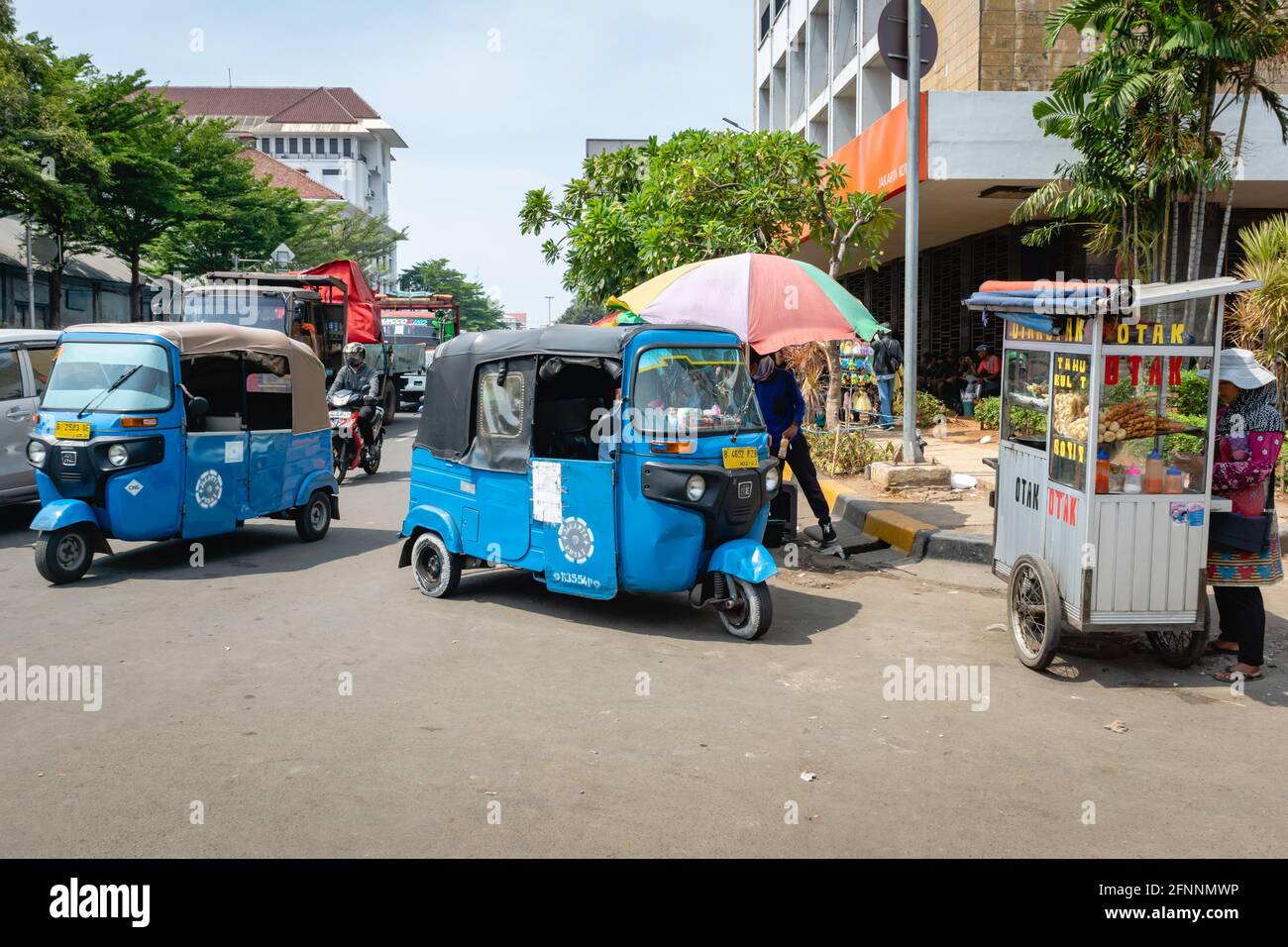 Jakarta, Indonesien - 2017. November: Tuk Tuk, motorisierte Rikscha, in der Innenstadt von Jakarta. Rikscha ist eine gängige Form des öffentlichen Verkehrs in Südostasien Stockfoto