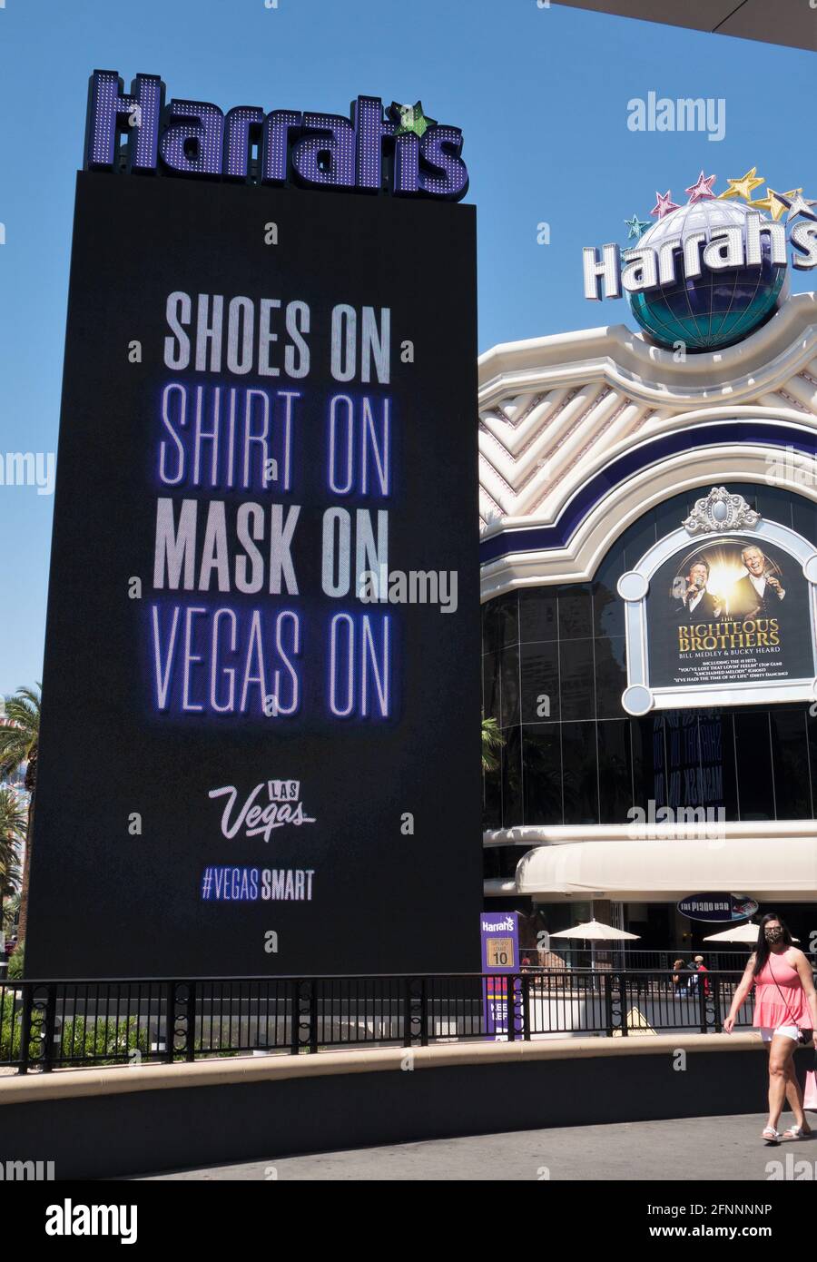 Ein riesiges beleuchtetes Schild, das den Gebrauch von Gesichtsmasken im Harrah's in Las Vegas, Nevada, fördert. Stockfoto