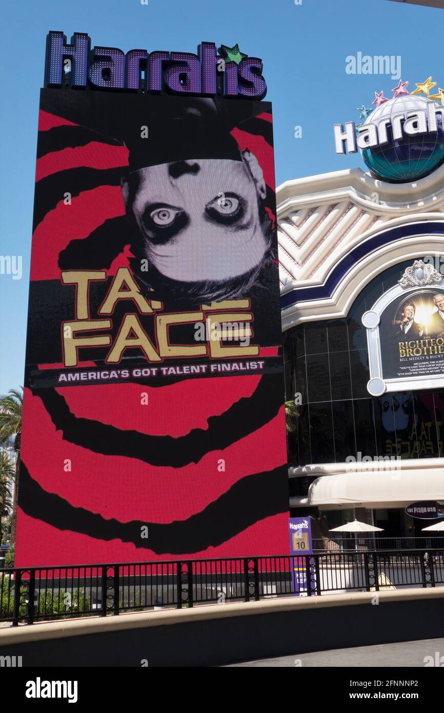 Ein riesiges beleuchtetes Schild, das Tape Face im Harrah's in Las Vegas, Nevada, wirbt. Stockfoto