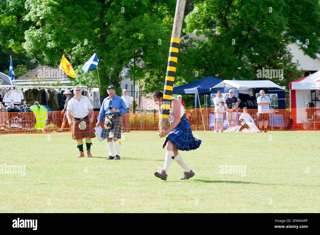 Caber wirft bei Helensburgh und Lomond Highland Games Stockfoto