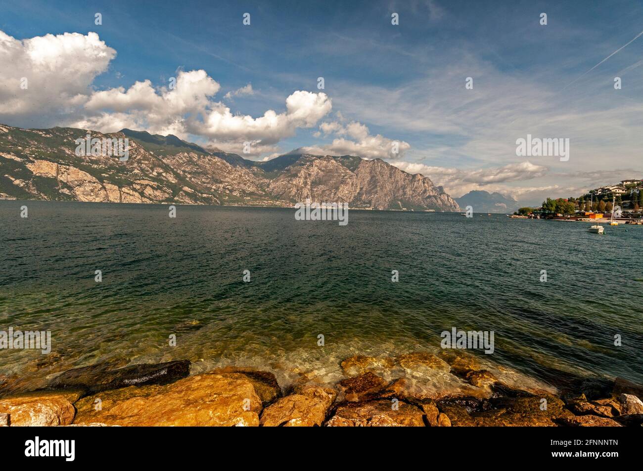 Gardasee mit der Kulisse der Garda-Berge in Die Provinz Brescia in Norditalien Stockfoto