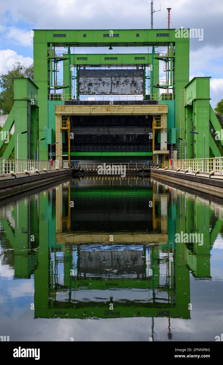 18. Mai 2021, Sachsen-Anhalt, Magdeburg: Der Schiffshebewert Rothensee spiegelt sich im Wasser seiner eigenen Mulde wider. Der Schiffshebewert wird von der Landesregierung Sachsen-Anhalt als UNESCO-Weltkulturerbe vorgeschlagen. Die Struktur, die 1938 in Betrieb genommen wurde, sei eine besondere technische Leistung, so der Kulturminister des Landes. Foto: Klaus-Dietmar Gabbert/dpa-Zentralbild/dpa Stockfoto