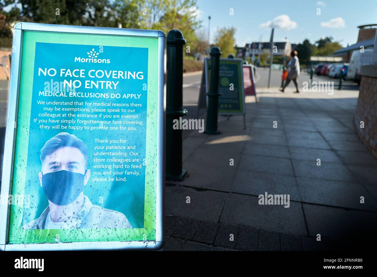 Hinweis „Keine Gesichtsbedeckung, kein Eintritt“ vor dem Morrisons Supermarkt, Kettering, England, Frühjahr 2021, während der Coronavirus-Epidemie. Stockfoto