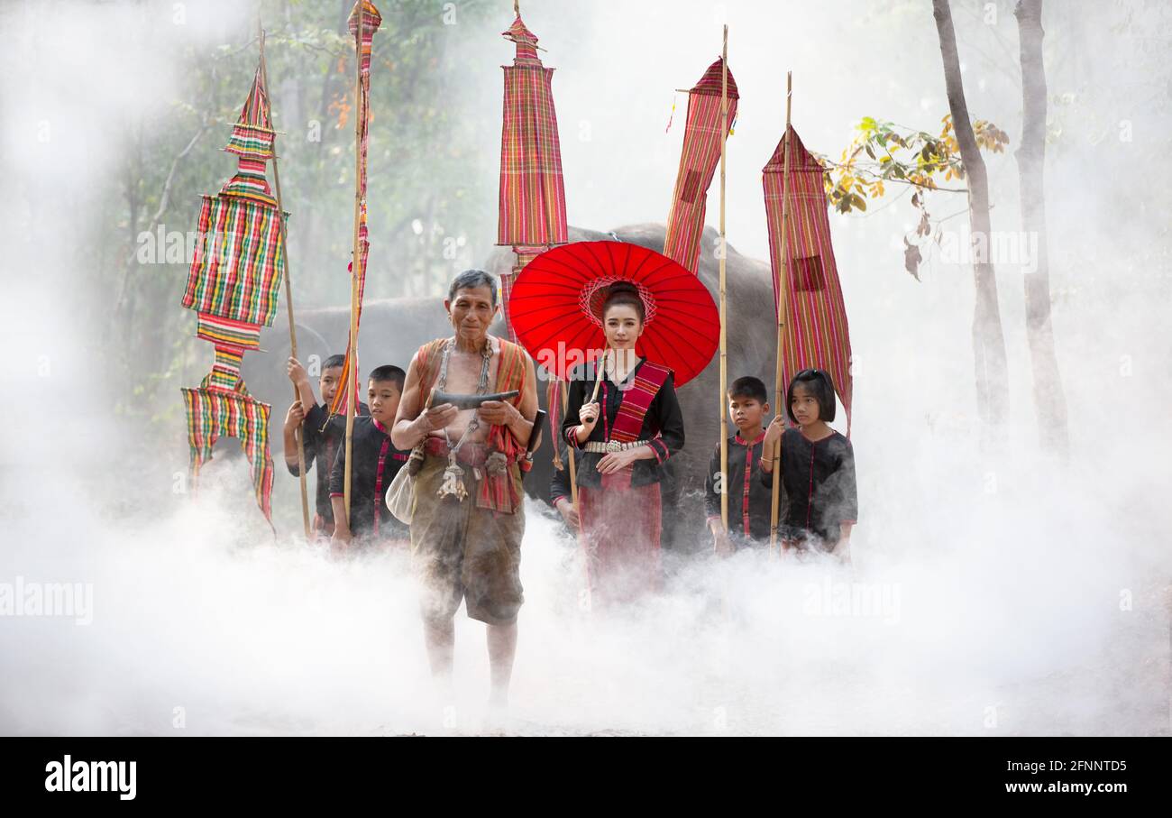 Lebensstil der thailändischen Elefanten mit Mahout im Elephant Village, Provinz Surin, Thailand. Stockfoto