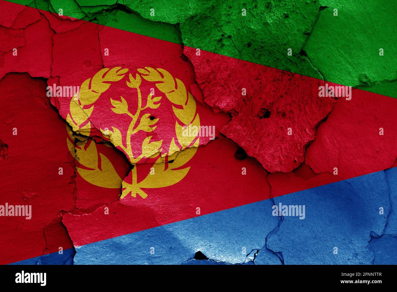 Flagge von Eritrea auf rissige Wand gemalt Stockfoto