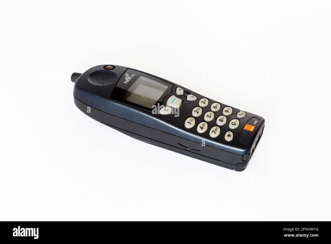 Ein klassisches Nokia NK402-Mobiltelefon, das auf weißem Hintergrund isoliert ist Stockfoto
