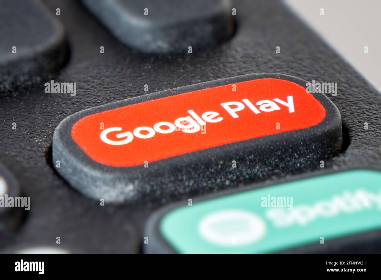 Nahaufnahme der Google P{Lay-Taste auf einer Roku-Fernbedienung TV-Controller Stockfoto