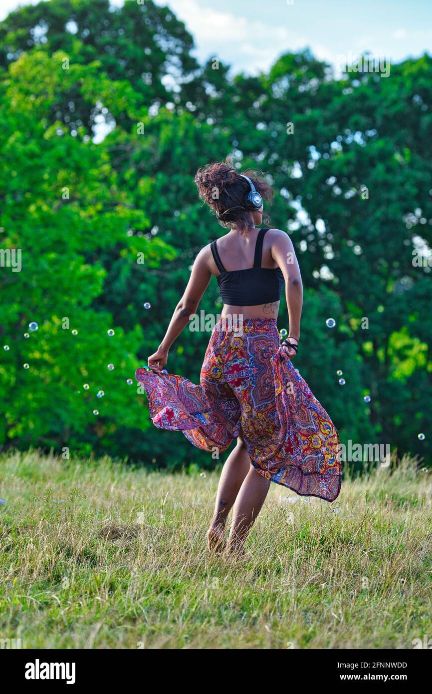 GROSSBRITANNIEN / England / London / Hampstead Heath / Ecstatic Dance London Event . Tänzer mit kabellosen geräuschlosen Disco-Kopfhörern. Stockfoto