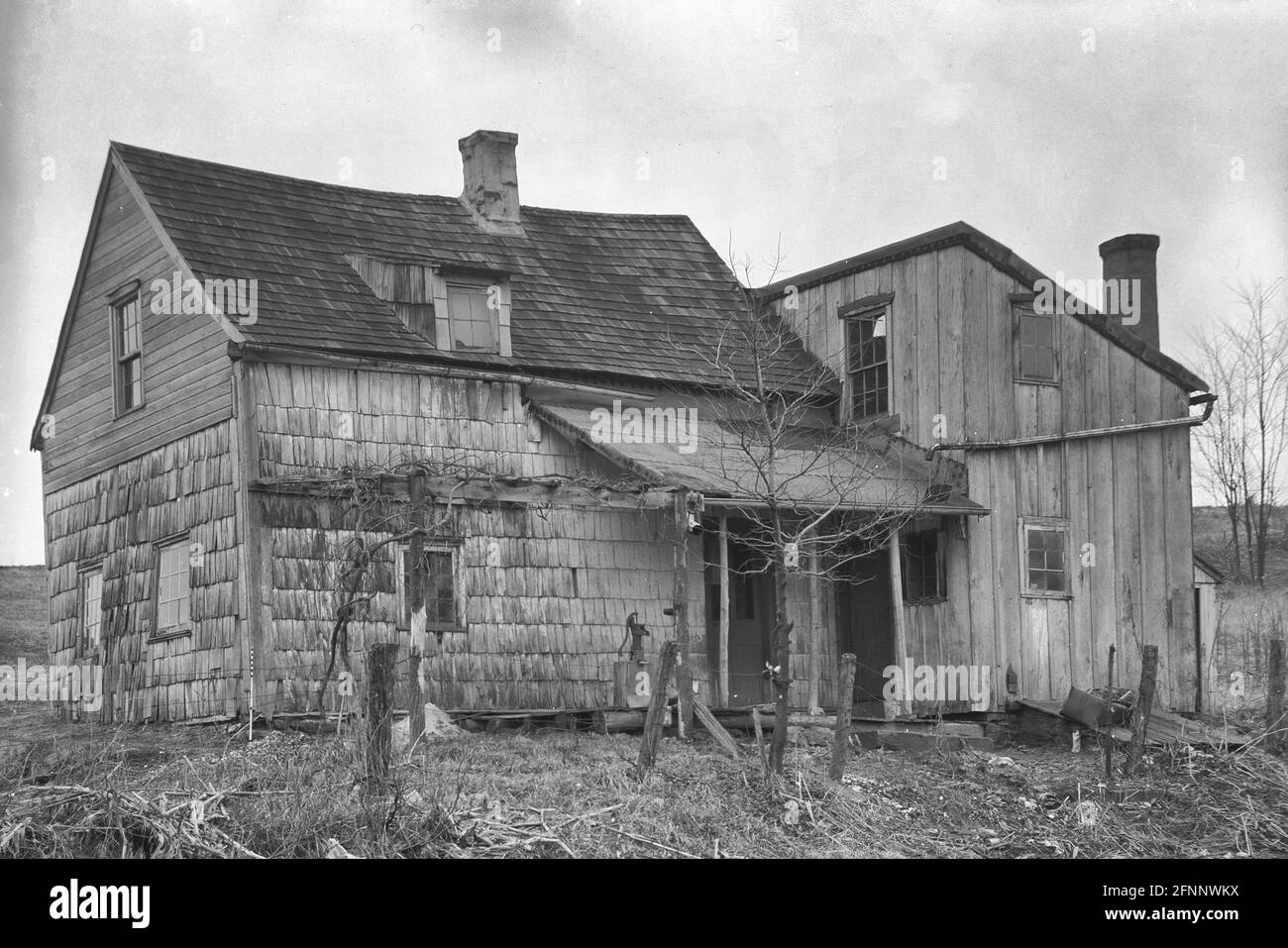 Blick auf das Haus auf dem Hügel von der Südostfront - The Cloisters, House on the Hill, Ephrata, Lancaster County, PA, um 1937 Stockfoto