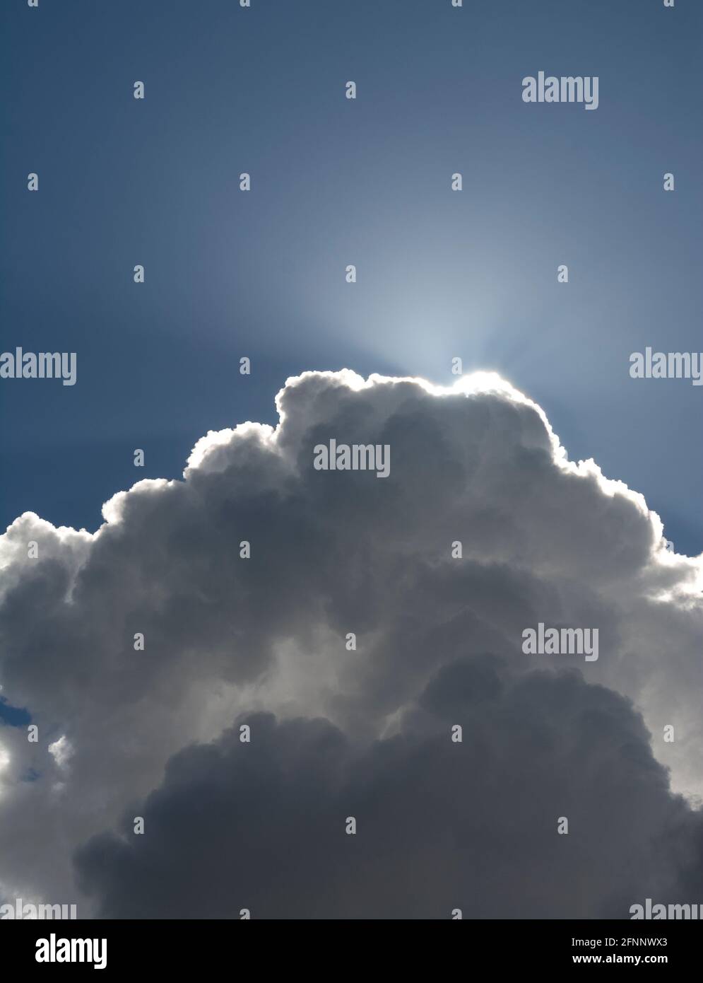 Die Sonne platzt hinter einer Wolke. Stockfoto