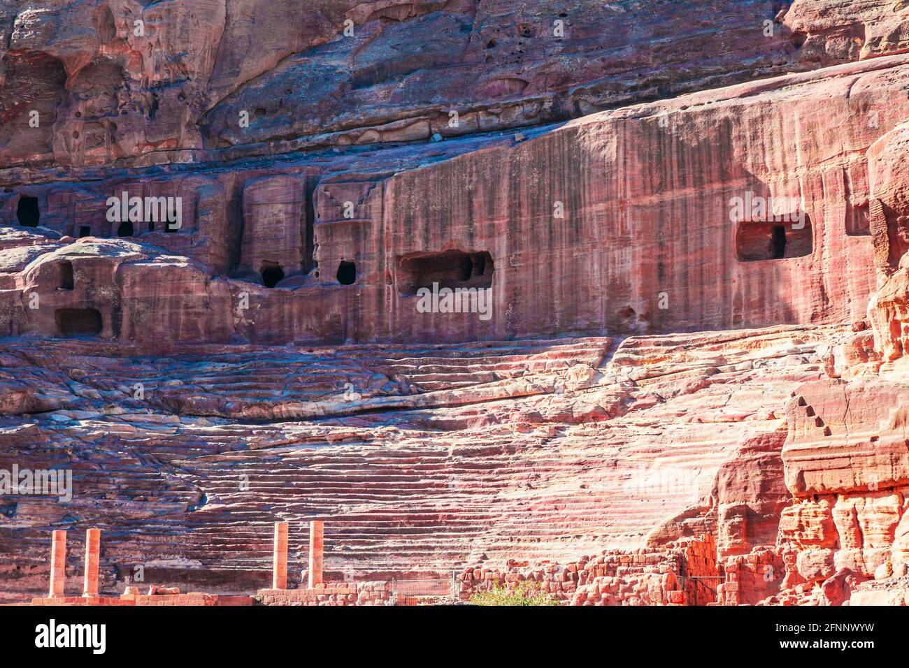 Das Theater hat direkt in den Berg Jabal al-Madhbah in Petra, Jordanien, geschnitzt. Stockfoto