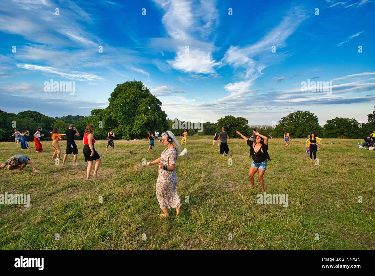 GROSSBRITANNIEN / England / London / Hampstead Heath / Ecstatic Dance London Event . Tänzer mit kabellosen geräuschlosen Disco-Kopfhörern. Stockfoto