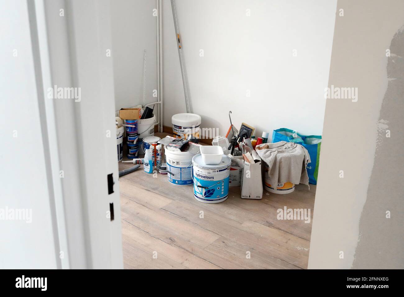 Haus Malerei Ausrüstung auf dem Boden. Heimwerkerbedarf. Frankreich. Stockfoto