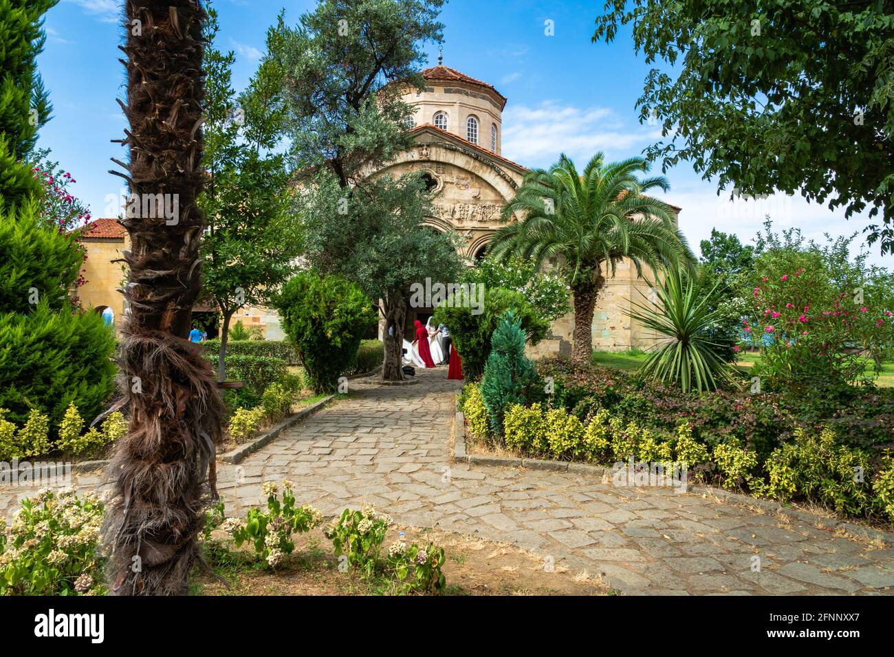 Hagia Sophia in Trabzon, Blick auf Architektur und Garten in Trabzon, Türkei. Ayasofia ist eine ehemals griechisch-orthodoxe Kirche, die umgebaut wurde Stockfoto