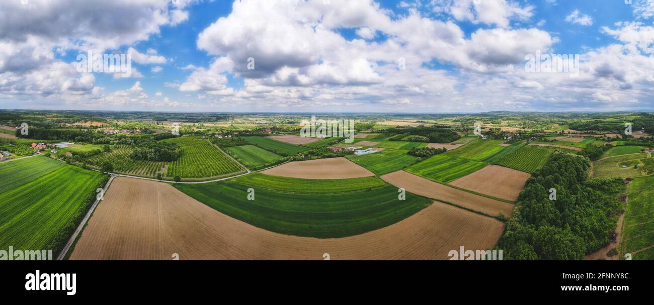 Serbisches Dorf und ihre Felder im Frühling. Luftdrohnenansicht von Feldern auf dem Land Stockfoto