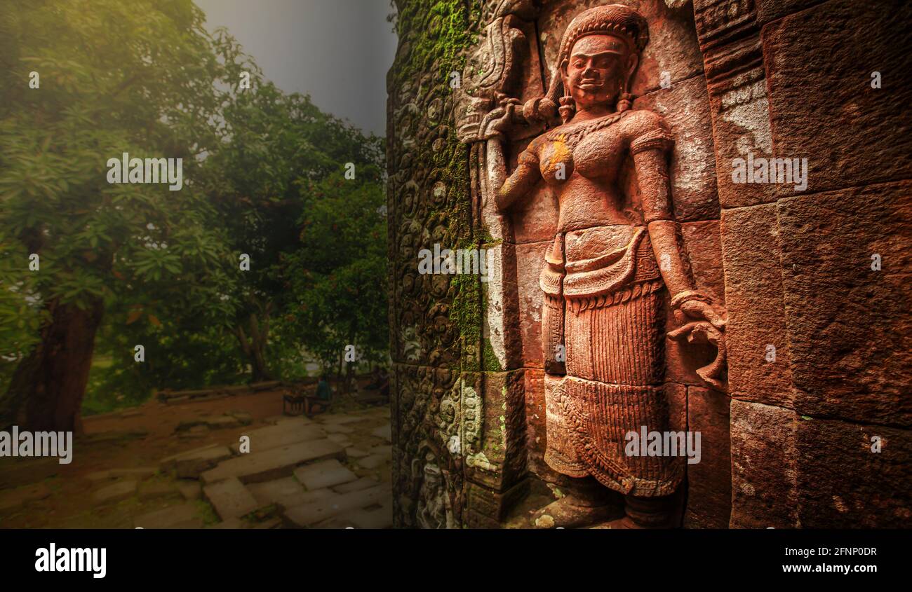 Malerische geschnitzte Apsara Statue auf alten Tempel von VAT Phou, Laos. UNESCO-Weltkulturerbe. Konzentrieren Sie sich auf Apsara. Stockfoto