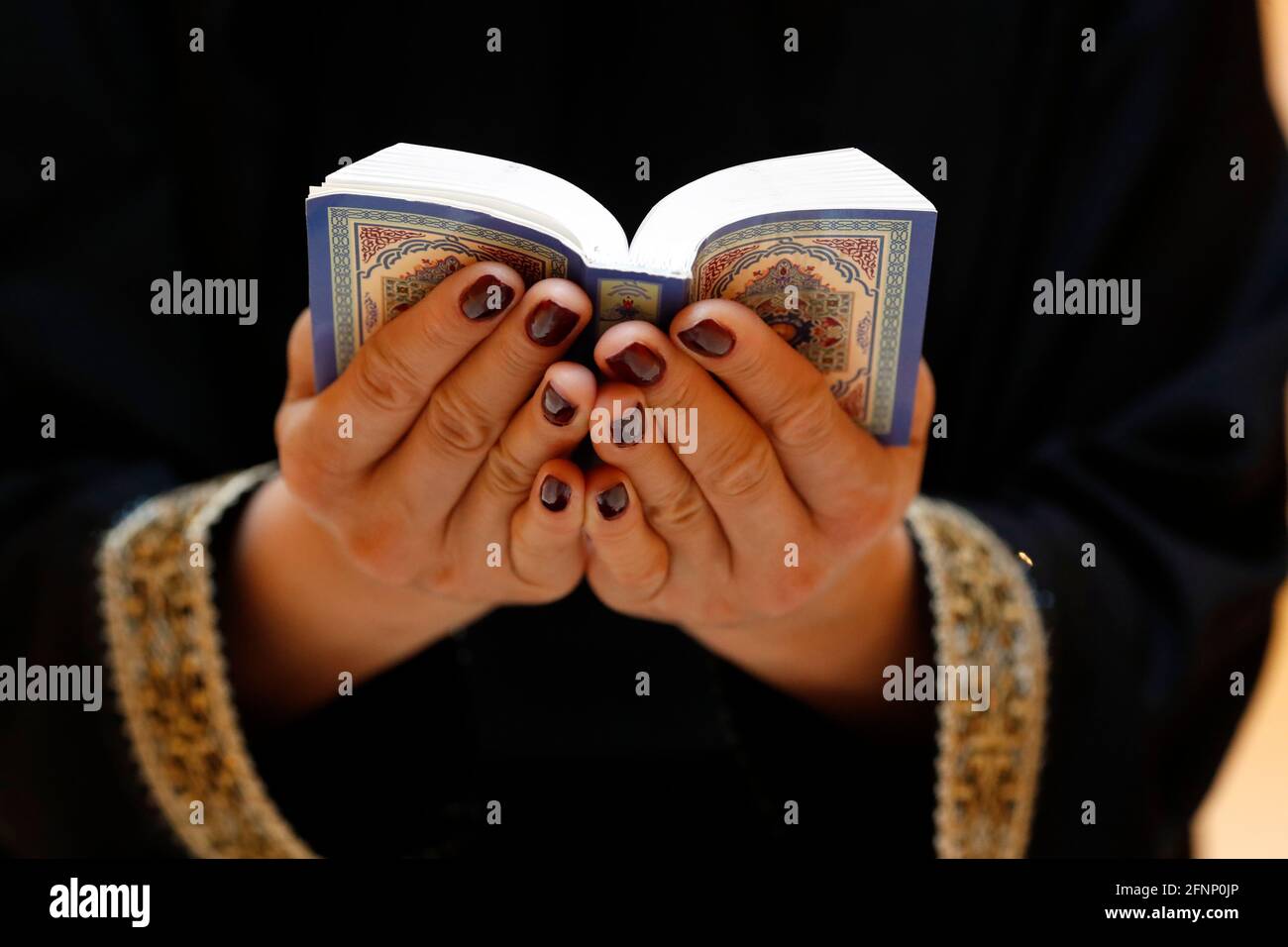 Muslimische Frau, die den edlen Koran liest. Vereinigte Arabische Emirate Stockfoto