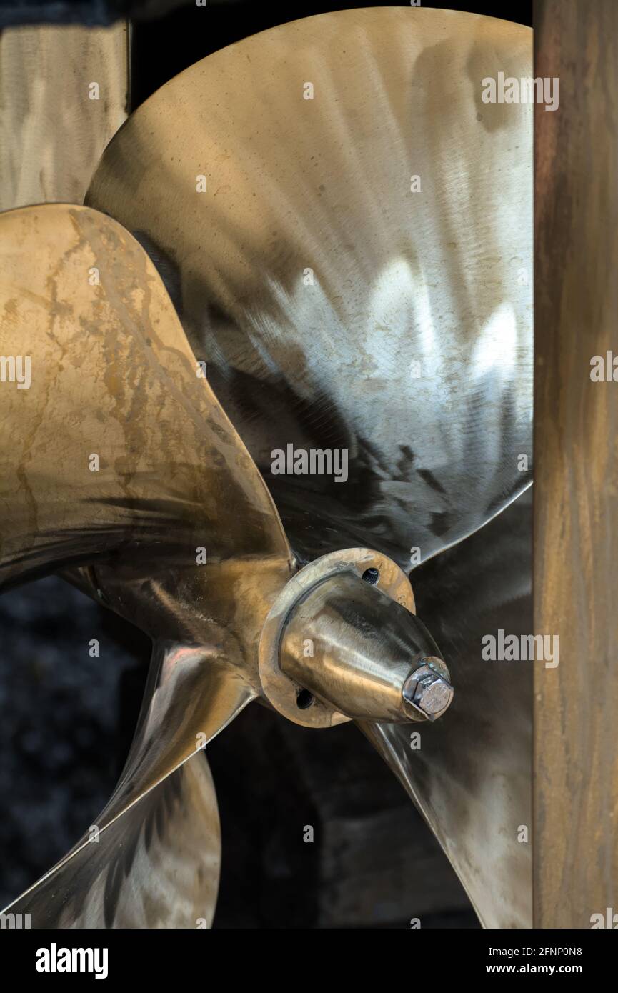 Propeller aus poliertem Messing mit vier Blenden von EINER Sunseeker Super Yacht VEREINIGTES KÖNIGREICH Stockfoto