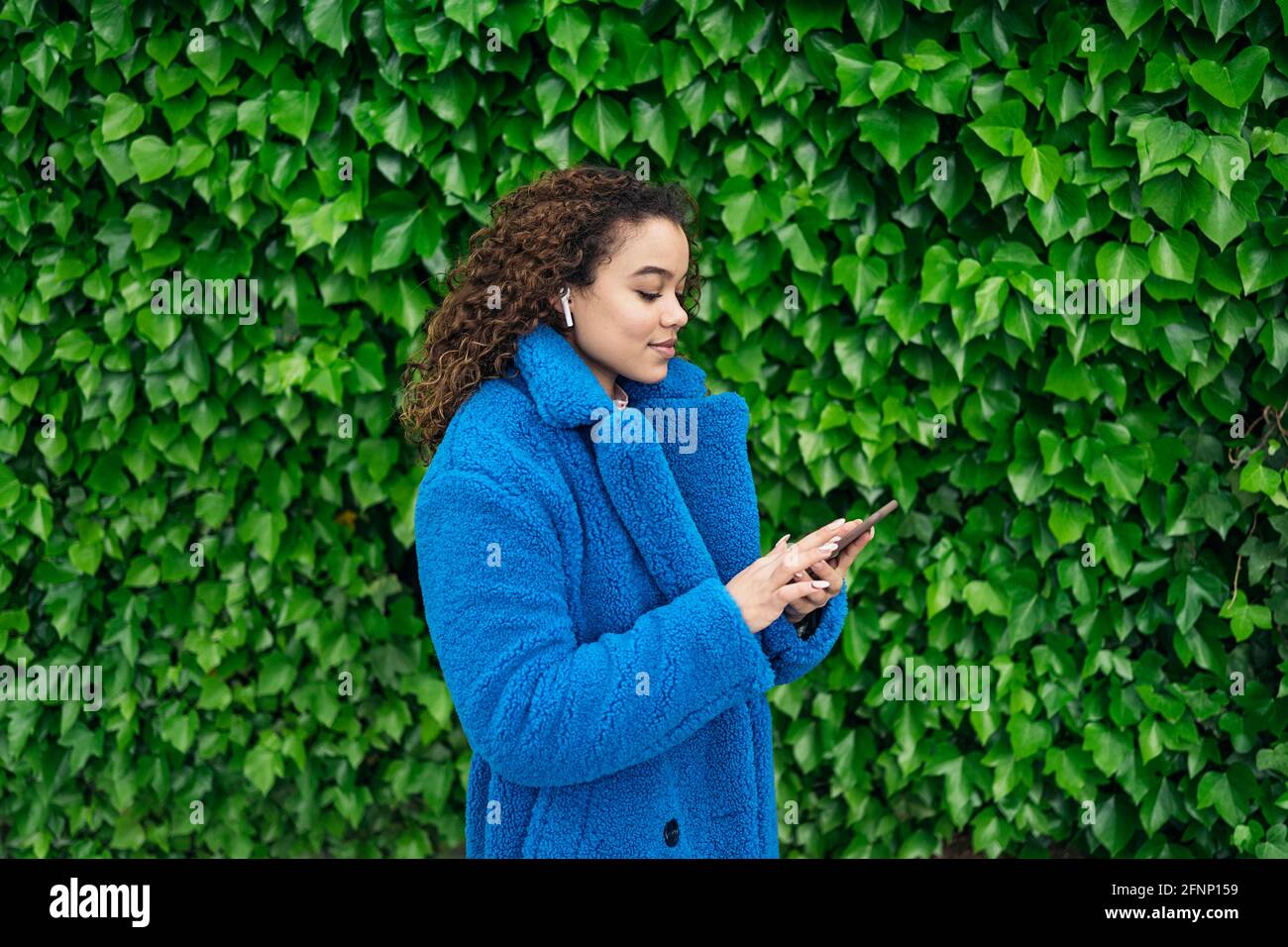 Stilvolle Junge Frau In Der Stadt Stockfoto