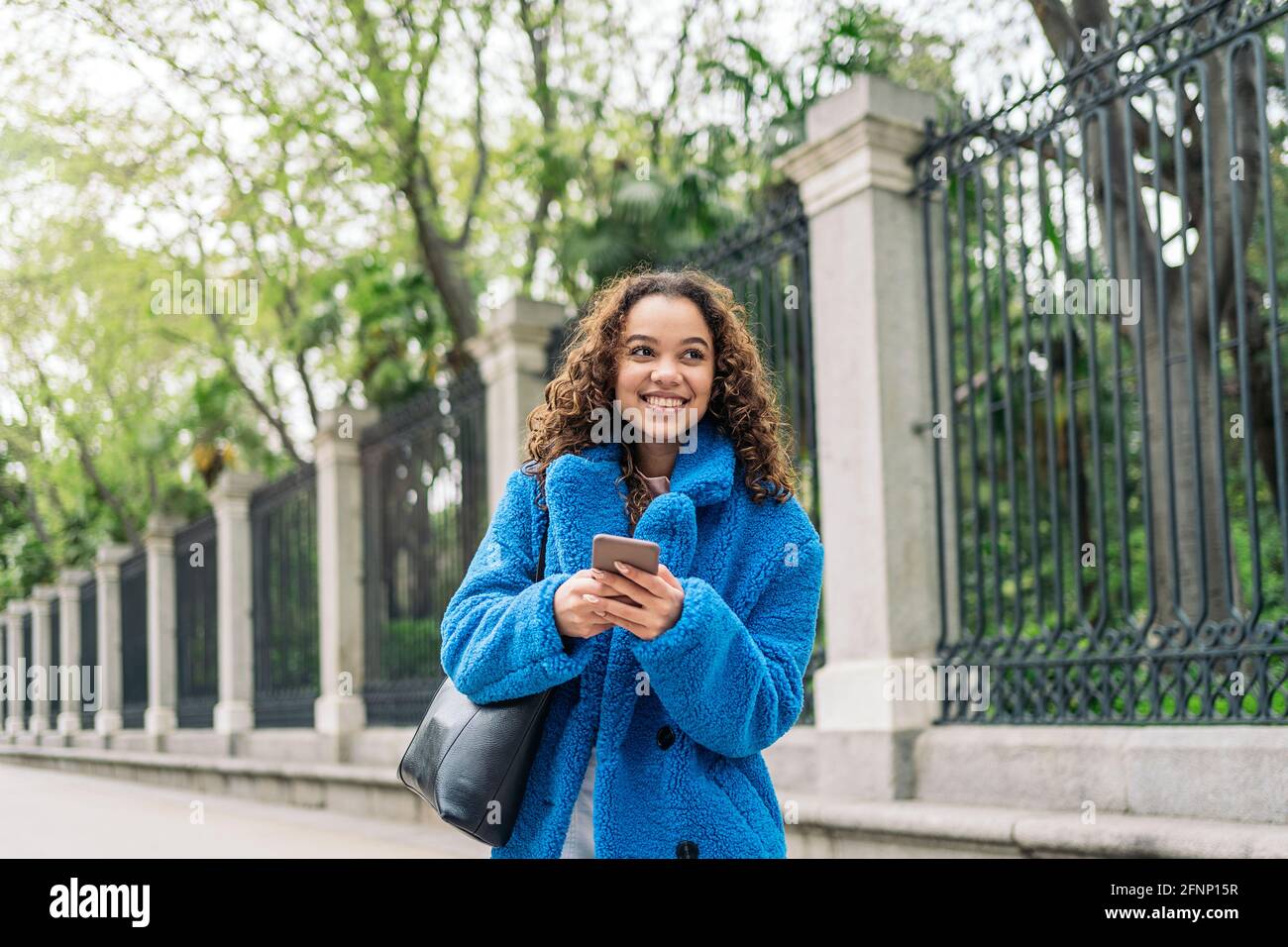 Stilvolle Junge Frau In Der Stadt Stockfoto