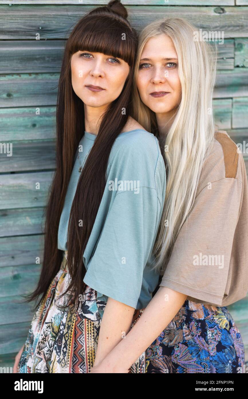 Zwei schöne Zwillinge Mädchen tun Stil liegen Stockfoto