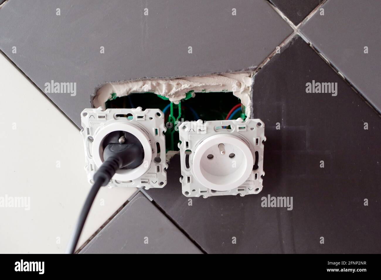 Elektroinstallationsarbeiten, elektrisches Steckerhaus. Frankreich. Stockfoto