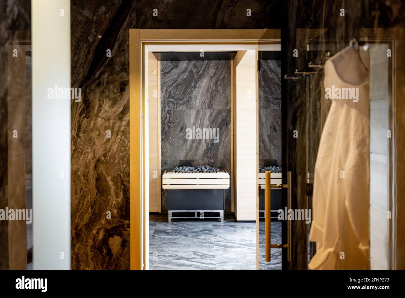Interieur eines luxuriösen Spa-Wellnesscenters mit Sauna. Stockfoto