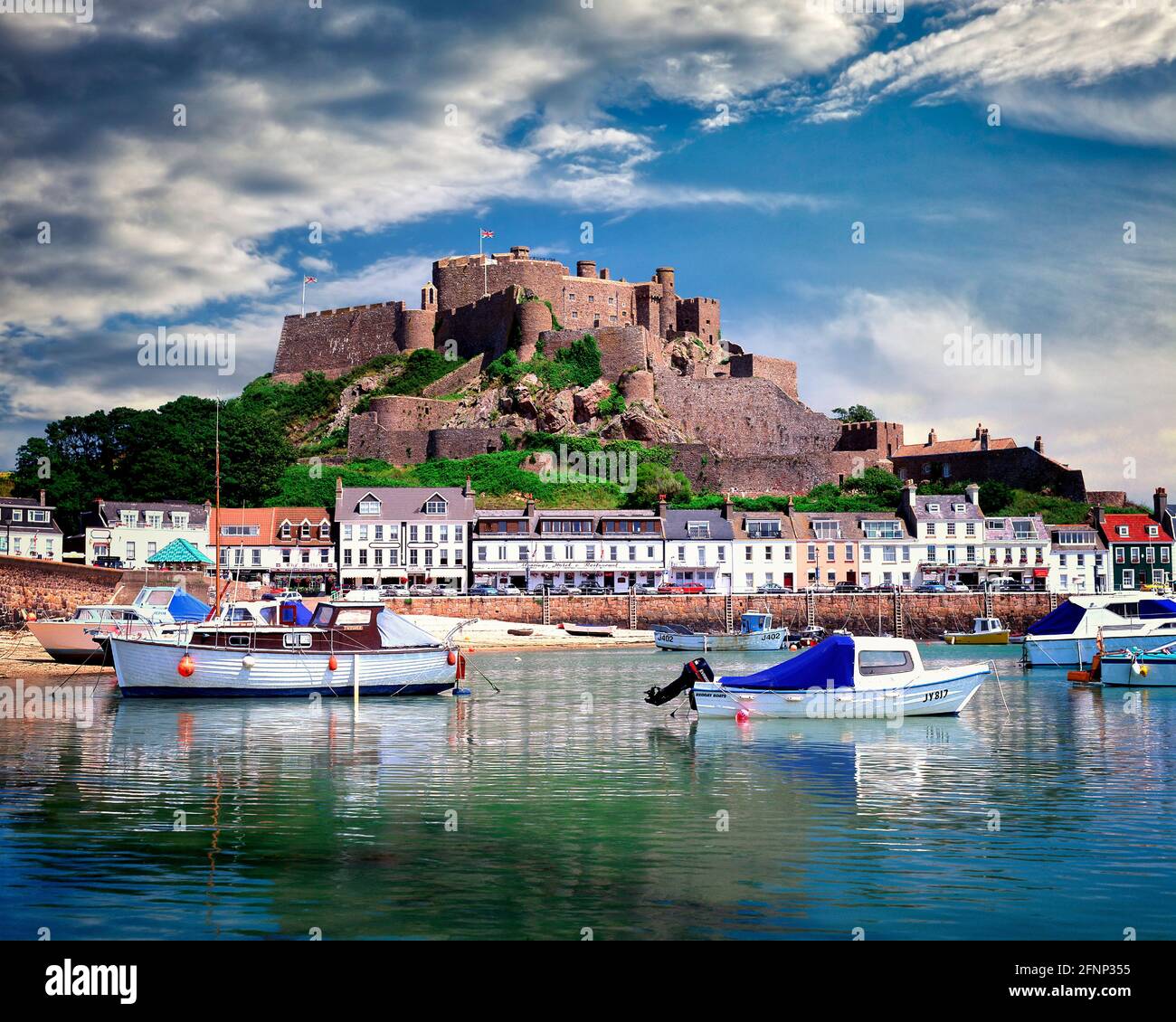 GB - JERSEY: Mont Hochmuts Burg und Gorey Hafen Stockfoto