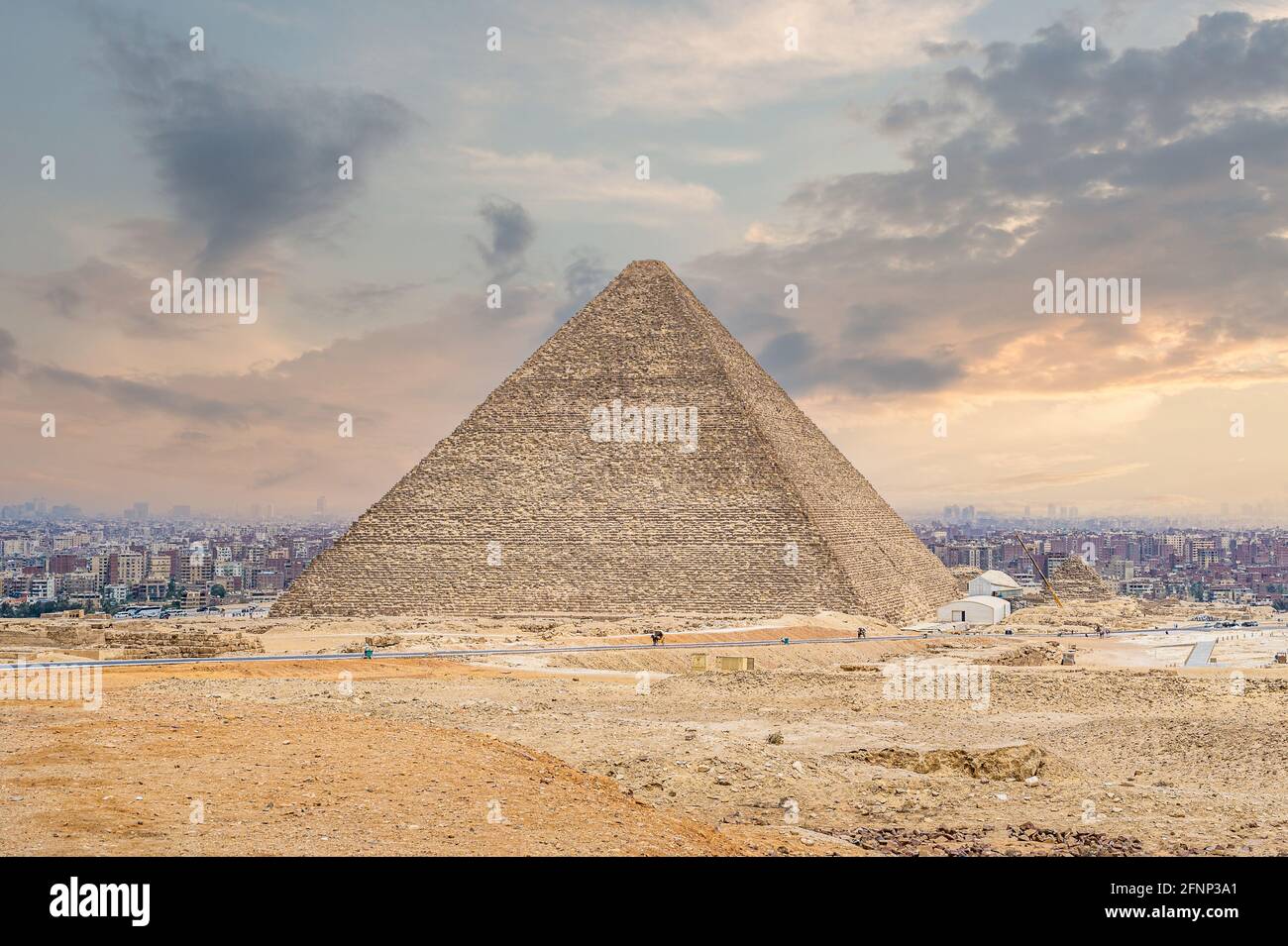 Die große Cheops-Pyramide in Kairo. Ägyptische Pyramiden von Gizeh auf dem Hintergrund von Kairo. Architektonisches Denkmal. Gräber von Pharaonen. Urlaub Stockfoto