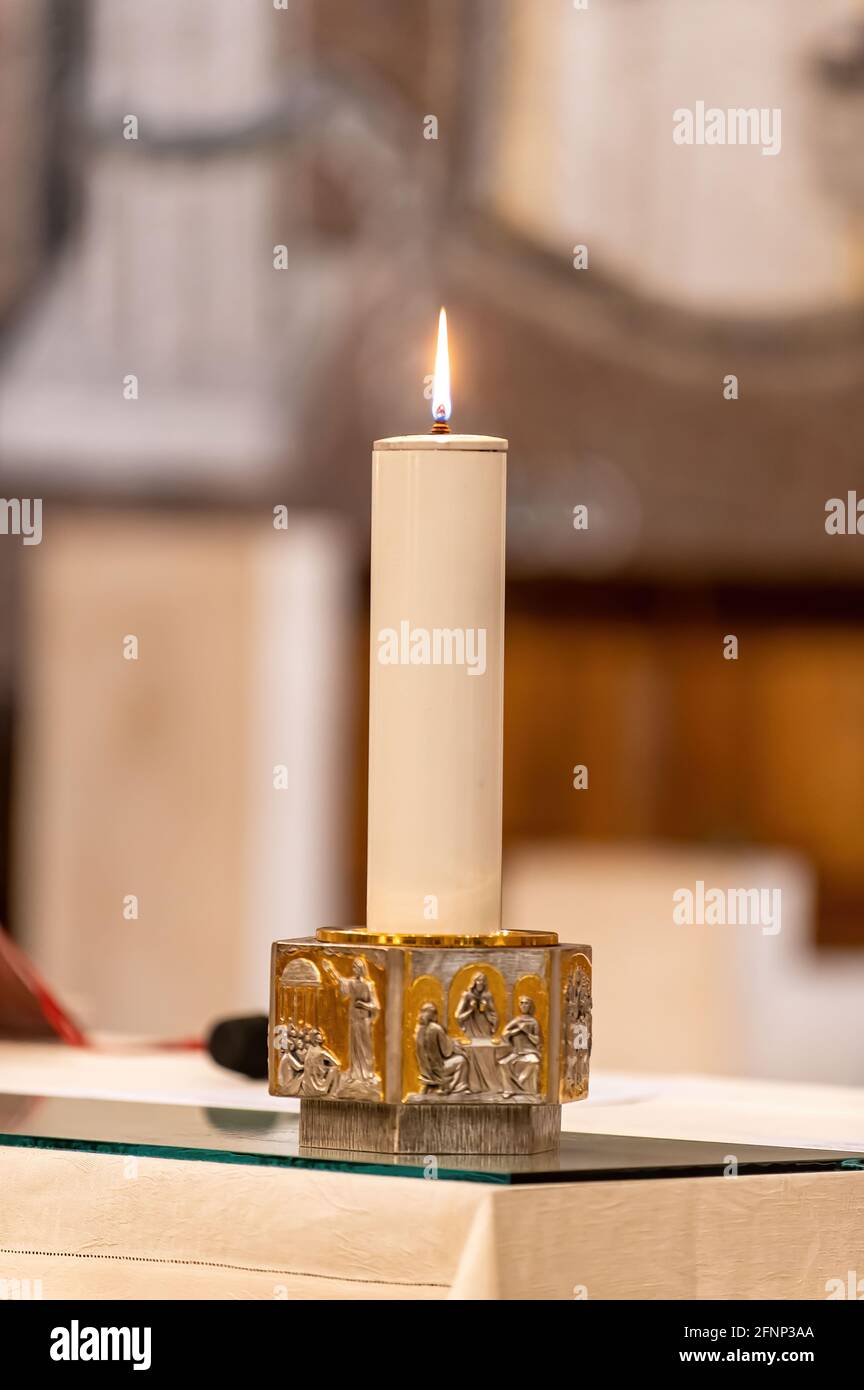 Große Kerze für eine Zeremonie angezündet Stockfoto