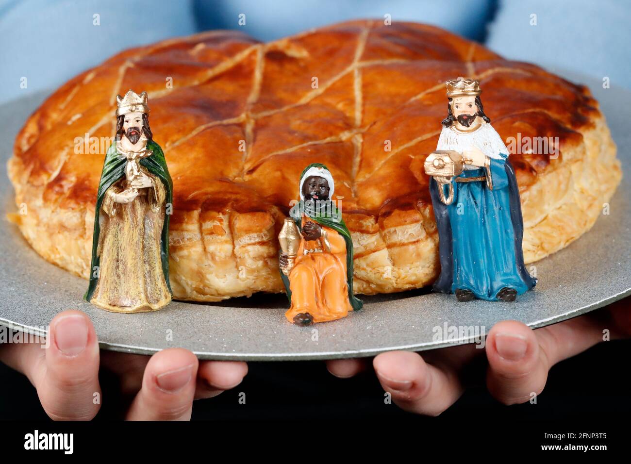 Königskuchen, Galette des rois. Drei Weise Männer Figuren. Ein beliebtes Lebensmittel, das ab Januar 6 erhältlich ist, oder Epiphany. Frankreich. Stockfoto